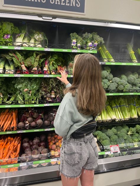 Clean girl aesthetic veggies healthy food grocery shopping Healthy Shopping Cart Aesthetic, Aesthetic Veggies, Healthy Food Grocery, Palates Princess, Grocery Aesthetic, Shopping Vibes, Healthy Grocery Shopping, Aesthetic Motivation, Food Grocery