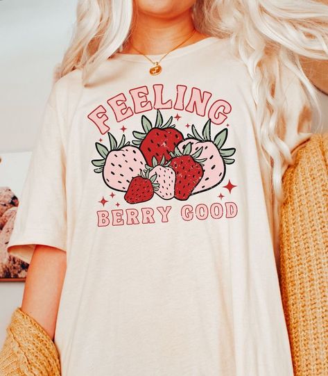 Cute Cricut Designs For Shirts, Strawberry T-shirt, Cute Fruit Print, Fruit Tshirt Design, Colorful Tshirt Design, Strawberry Shirt Outfit, Canva Tshirt Design, T-shirt Dress, Retro T Shirt Designs