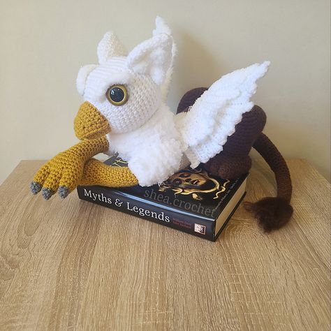 Crochet Griffin Free Pattern, Griffin Crochet Pattern, Mythical Creature Crochet Pattern, Mythical Crochet Pattern, Crochet Cerberus, Crochet Griffin, Crochet Mythical Creatures, Dnd Crochet, Harry Potter Crochet