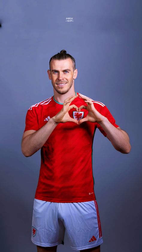 Soccer Photoshoot, Gareth Bale Wales, Soccer Photos, Soccer Poses, Soccer Pro, Soccer Aid, Childhood Aesthetic, Football Poses, Soccer Photography