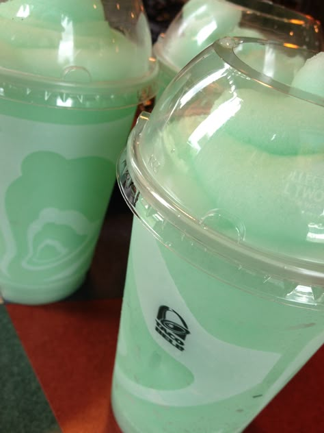 Baja Blast Aesthetic, Baja Blast Freeze, Baja Blast, Beautiful Pantry, Candy Drinks, Smoothie Drink Recipes, Choco Chips, Drinks And Food, Food Therapy