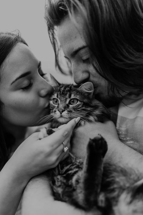 Couple kissing their cat on the cheek during their summer couples photoshoot Engagement Photos With Dog And Cat, Wedding Photos With Cats, Couple With Cat Photography, Photoshoot With Cat Ideas, Cat Engagement Pictures, Cat Wedding Photos, Engagement Photos With Cats, Cat Photoshoot With Owner, Cat Marriage