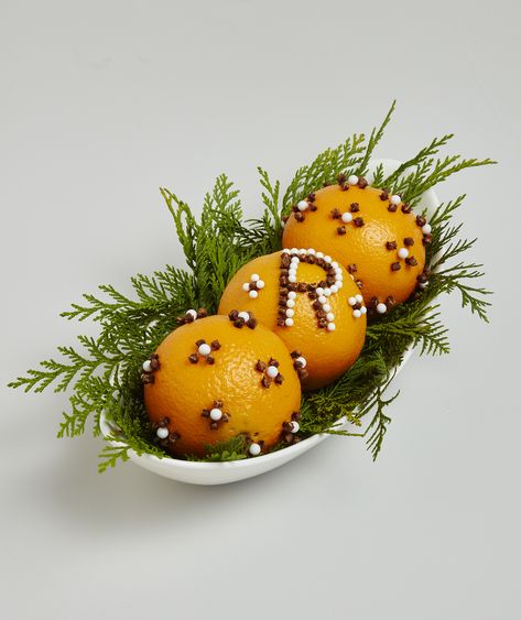 Snowmen Wreaths, Orange Pomanders, Pomander Balls, Vintage Christmas Crafts, Elegant Christmas Decor, Orange Clove, Homemade Ornaments, Holly Leaves, Evergreen Trees