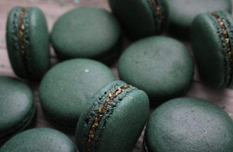 Love the color and the touch of gold sugar to the edge of the filling... Green Macarons, Gold Macarons, Italian Macarons, Macaron Recipe, Gel Food Coloring, Wedding Idea, Touch Of Gold, Wedding Board, Flower Embroidery