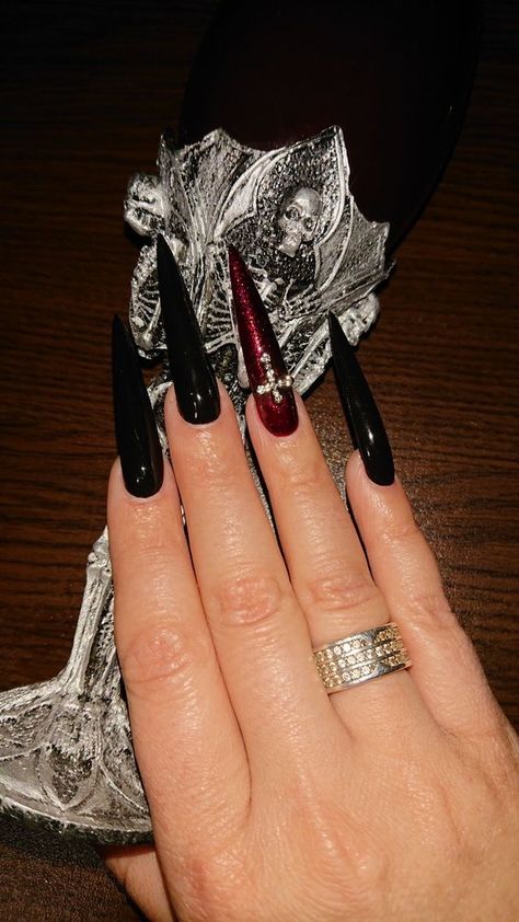 January Nails Winter Simple, Nails Winter Simple, January Nails Winter, Vampire Nails, Nail 2024, January Nails, Retro Nails, Nails Art Designs, Gothic Nails