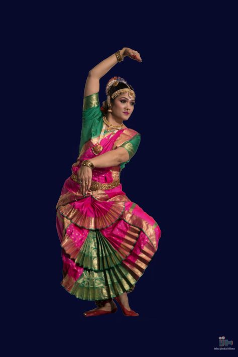 Green Bharatanatyam Costume, Bharatanatyam Costumes, Bharatanatyam Dress, Bharatanatyam Jewellery, Kuchipudi Dance, Bharatanatyam Costume, Dancing Poses, Dance Photoshoot, Dance Pics