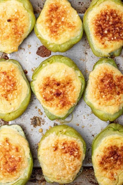 Easy-Stuffed-Chayote-Squash-18 Chayote Recipes, Chayote Squash, Produce Recipes, Cooked Chicken Recipes, Mexican Food Recipes Easy, Allergy Free Recipes, Squash Recipes, Veggie Dishes, Easy Food To Make