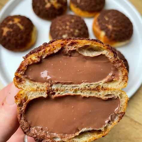 Choux craquelin au chocolat (desserts pour recevoir) - Prêt en 3 h - Recette accessible et à coût eco. pour 6 personne(s). Créée par marie_binnendijk Choux Craquelin, Eclairs, Tea Time, Brownies, Dream Wedding, Pie, Bread, Dessert, Tea