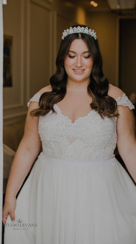 Hairstyles Plus Size Women, Curvy Hairstyles, Bride Stuff, Studio Levana, Cabello Hair, Plus Size Wedding Gowns, Curvy Bride, Plus Size Gowns, Plus Size Beauty