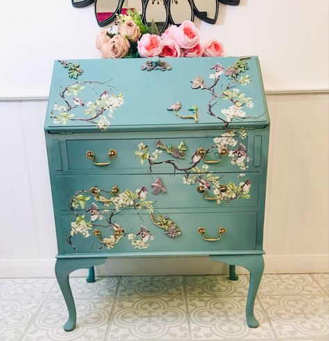 Colorful Furniture Diy, Shabby Chic Bedroom Furniture, Whimsical Painted Furniture, Revamp Furniture, Furniture Painting Techniques, Decoupage Furniture, Furniture Rehab, Diy Furniture Renovation, Painting Furniture Diy