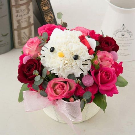 Hello Kitty Bouquet, Animal Flower Arrangements, Hello Kitty Theme Party, Pink Flower Arrangements, Hello Kitty Crochet, Luxury Flower Bouquets, Cowgirl Birthday Party, Hello Kitty Themes, Creative Flower Arrangements