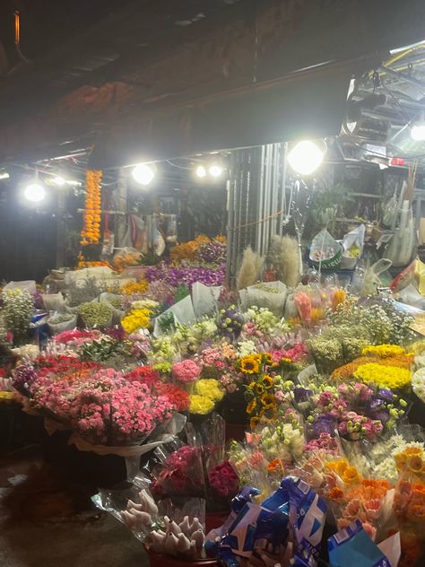 thailand flower market <3 Dangwa Flower Market, Rainy Day Aesthetic, Phone Wallpaper Images, Flower Market, Flowers Photography, Flower Shop, Rainy Day, Drawing Inspiration, Philippines