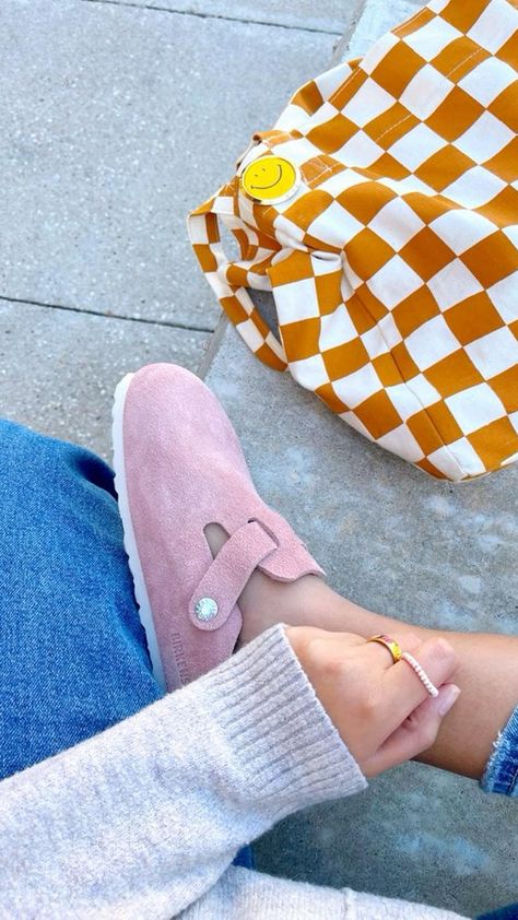 Pink Boston Clogs Outfit, Pink Boston Clogs, Pink Birkenstock Clogs Outfit, Pink Boston Birkenstocks Outfits, Pink Birkenstock Clogs, Pink Boston Birkenstocks, Pink Clogs Outfit, Birkenstock Boston Pink, Pink Birkenstocks Outfits