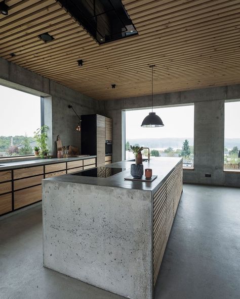 Swipe left! What do you think? Betonhuset is designed by Niels Janus and is located in #Thurø #Denmark // Photos by Andreas Mikkel Hansen… Makeover Kitchen, Industrial Kitchen Design, Concrete Interiors, Handleless Kitchen, Concrete Houses, Beton Design, Concrete Home, Kitchen Organisation, Interior Minimalista