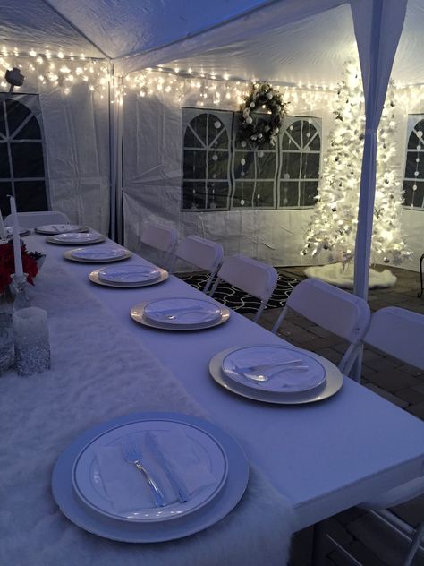 Outdoor tent. Christmas party table settings for a Winter Wonderland theme. Christmas Party Outdoor Ideas, Winter Wonderland Backyard Party, Winter Bash Party Ideas, Winter Outdoor Dinner Party, Outdoor Christmas Birthday Party, Tent Christmas Decorations, Tent Party Ideas Backyards Winter, Christmas Party Outdoor Decorations, Outdoor Christmas Party Decor