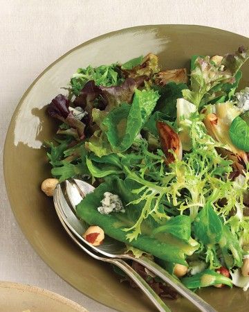 This salad of mixed greens includes lots of sweet roasted shallots. Toss with the Dijon mustard vinaigrette and sprinkle with hazelnuts and blue cheese just before serving to Thanksgiving guests. Mesclun Salad Recipes, Asparagus Roasted, Thanksgiving Soups, Mesclun Salad, Thanksgiving Salad Recipes, Shallot Recipes, Roasted Shallots, Blue Cheese Recipes, Carrot Slaw