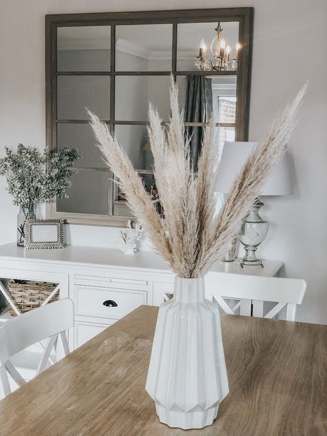 Pampas grass arrangement looks so beautiful as a table centre piece or to add texture to your home decor Window Ledge Decor, Vases Decor Living Room, Pampas Grass Home Decor, Pampas Decor, Earth Tone Living Room, Ledge Decor, Center Table Decor, Accent Flowers, Living Room Center