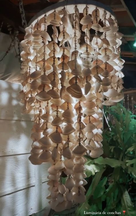 Shell Chandelier Diy, Shell Lampshade, Seashell Art Diy, Beach Room Decor, Shell Chandelier, Seashell Wall Art, Diy Wind Chimes, Natural Decor, Shell Crafts Diy