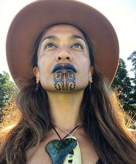 After A News Presenter Gets A Visible Face Tattoo, This Woman Educates People On How To Be Respectful Maori Face Tattoo, Tato Maori, Tato Tradisional, Face Tattoos For Women, Katharine Ross, Maori People, Tattoo Face, Facial Tattoos, Hawaiian Tattoo