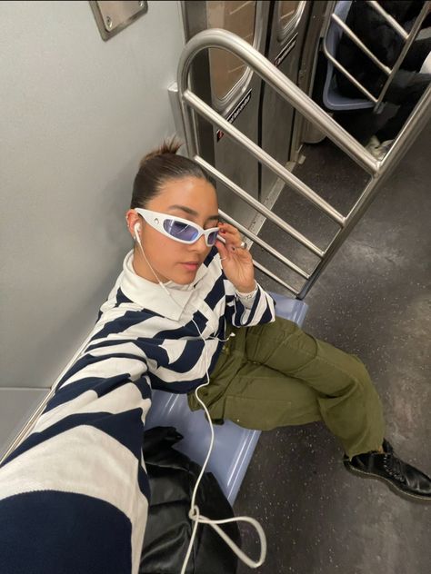 selfie con audífonos y lentes en el metro 0.5 Outfit Pics, Selfie Outfit Ideas, 0.5 Pics Aesthetic, .5 Selfie Ideas, 0 5 Selfie Ideas, Metro Poses, 0 5 Pictures Iphone Selfie, Subway Poses, 0.5 Selfie