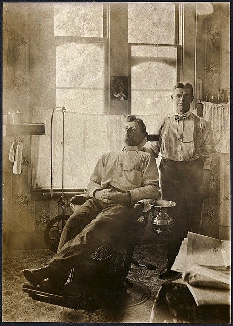 The Dentist and His Patient, ca. 1908 Dental Tourism, Old Pics, Wilde Westen, Vintage Medical, The Dentist, Foto Vintage, Historical Pictures, Medical History, History Lessons