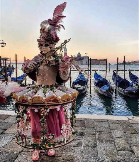 Carousel Costume, St Mark's Basilica, Carnaval Outfit, Venice Carnival Costumes, Grand Canal Venice, Carnival Of Venice, Venice Carnival, Carnival Costume, Venetian Masks