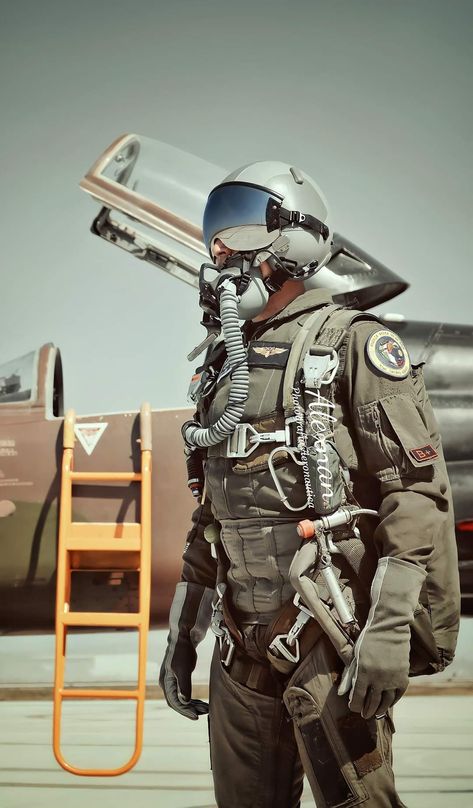 Royal Air Force Aesthetic, Fighter Pilot Wallpaper, Air Force Outfit Men, Airforce Uniform, Fighter Jet Pilot, Best Special Forces, Air Force Uniform, Pilot Suit, Air Force Uniforms