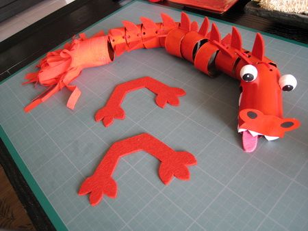 Diy Dragon, Dragon Rouge, Toilet Roll Craft, Chinese New Year Crafts, Welsh Dragon, Dragon Crafts, Dragon Puppet, Toilet Paper Roll Crafts, New Year's Crafts