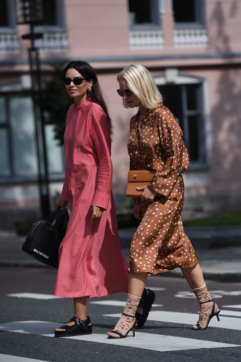 10 Polka Dot Dresses That Prove The Spotted Print Is Back In A Big Way Oslo Fashion, Womens Polka Dot Dress, Polka Dot Dresses, Look Hippie Chic, Trench Coat Beige, Dress And Shoes, Cosy Outfit, Beige Outfit, Urban Street Style