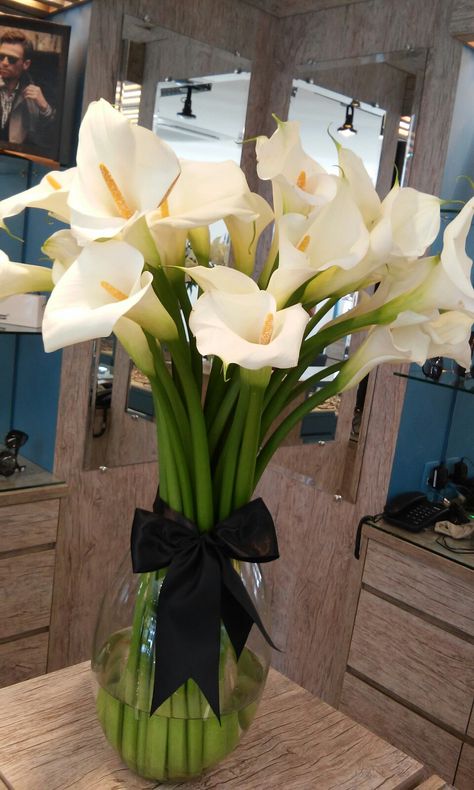 Arum Lily Arrangements, Cala Lily Bouquets, Calla Lily Aesthetic, Cala Lillies, Floral Therapy, Arum Lily, Calla Lily Flowers, Calla Lily Bouquet, Boquette Flowers