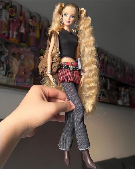 Barbie Doll Restyle, Custom Barbie Dolls, Old Barbie Dolls, Y2k Barbie, Custom Barbie, Teen Trends, Barbie Wardrobe, Barbie Images, Barbie Fashionista