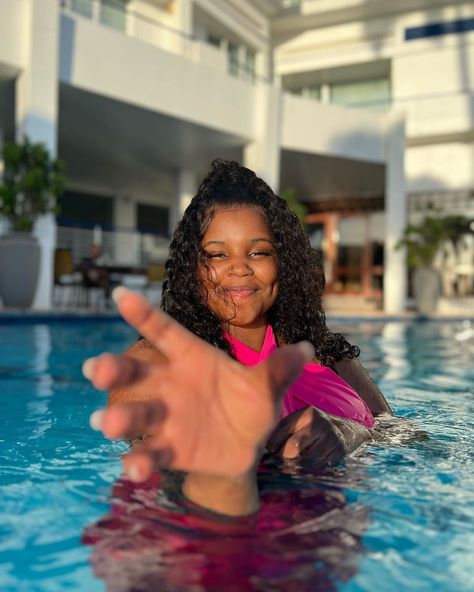 Naturally beautiful, Nkosazana Daughter's swimming pool vibes have left TikTok fans dubbing her the 'Black Mermaid'. Swimming Photo Ideas, Black Woman Swimming, Cute Pool Pics, Nkosazana Daughter, Pool Video, South African Celebrities, Pool Snacks, Swimming Videos, Swimming Aesthetic