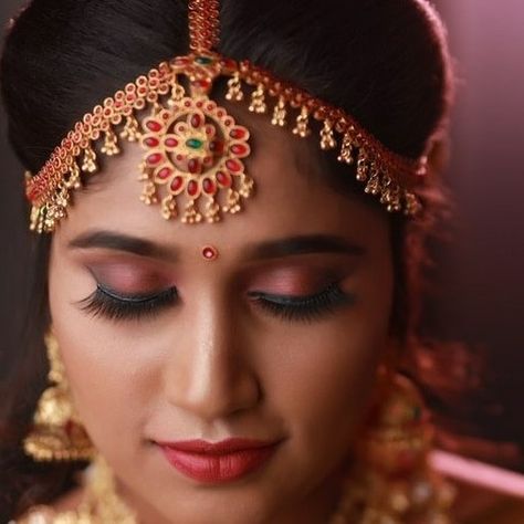 south indian bridal makeup look South Indian Makeup Look Simple, South Indian Bridal Makeup Traditional, Traditional South Indian Makeup Look, Subtle South Indian Bridal Makeup, South Indian Makeup, Engagement Makeup, Bridal Makeup Looks, Indian Bridal Makeup, Indian Bridal