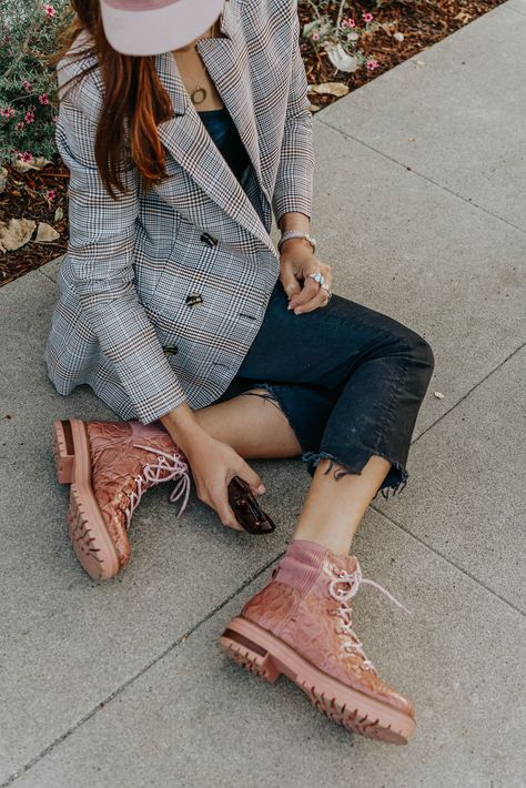 How to Style Pink Combat Boots - Shalice Noel Pink Combat Boots Outfit, Pink Doc Martens Outfit, Pink Boots Outfit, Thrifting Ideas, Pink Combat Boots, Combat Boot Outfit, Blazer Pink, Pink Boots, Style Pink