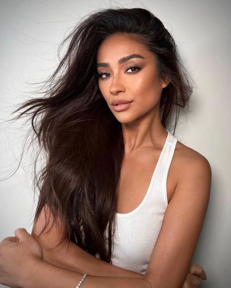 Shay Mitchell Makeup, Shay Mitchell Hair, Rich Brown Hair Color, Cool Brown Hair, Rich Brown Hair, Warm Brown Hair, Wedding Hairstyles And Makeup, Wedding Makeup For Brown Eyes, Glamour Vintage