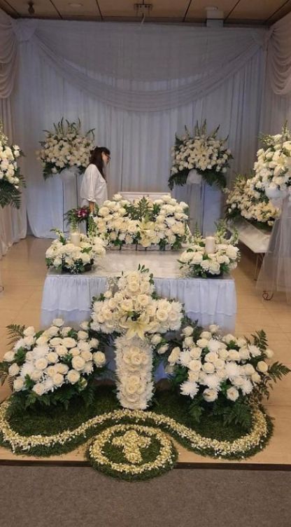 Peti Mati, Condolence Flowers, Grave Flowers, Casket Sprays, Church Flowers, Anniversary Decorations, Fresh Flowers Arrangements, African Design Dresses, Floral Bouquets