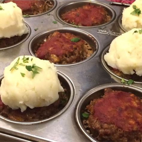 Meatloaf Muffins Topped with Creamy Mashed Potatoes - Garden to Griddle Homemade Worcestershire Sauce, Meatloaf Muffins Recipe, Mini Meatloaf Muffins, Mini Meatloaf Recipes, Meatloaf Topping, Meatloaf Cupcakes, Creamy Garlic Mashed Potatoes, Mini Meatloaf, Mini Meatloaves