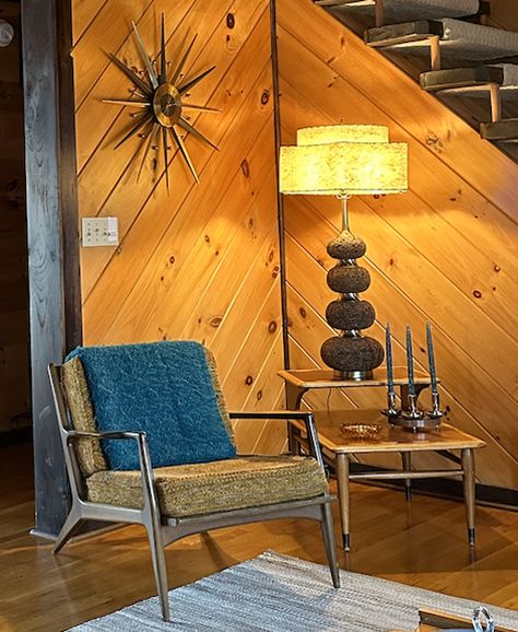 A rustic log cabin with a mid-century twist : Annie Elliott Design Mid Century Cabin Interiors, Mcm Cabin, Mid Century Modern Cabin, Cabins In West Virginia, Mid Century Cabin, Retro Cabin, Danish Modern Chairs, Cabin Interior Design, Furniture Lamps