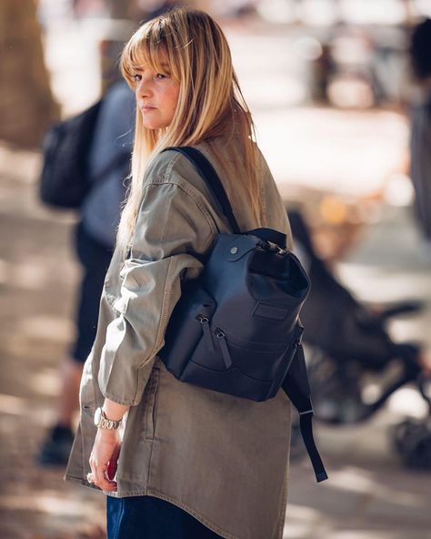 MAKE IT RAIN BECAUSE I’M PREPARED FOR WHEN IT POURS WITH MY NEW @hunterboots WATERPROOF BACKPACK! THE @hunterboots ORIGINAL MINI TOP CLIP… Uni Style, Denim Fashion Women, Make It Rain, Mini Top, Waterproof Backpack, Cat Walk, Denim Style, Hunter Boots, We Wear