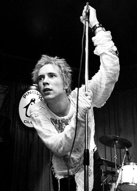 Johnny Rotten or just John Lydon Jonny Rotten, John Lydon, 70s Punk, Johnny Rotten, Musica Rock, Punk Rock Bands, Punk Rocker, Punk Music, Punk Bands