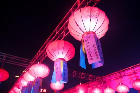 Guess the answers to traditional Lantern Festival riddles Chinese New Year Lantern, Chinese Lantern Festival, Folk Culture, Six Girl, Chinese Festival, Traditional Lanterns, Moon Festival, Chinese Lantern, Good Wishes