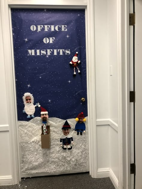 Office Holiday Decorations, Christmas Office Gifts, Christmas Door Decorating, Christmas Cubicle, Cubicle Decorations, Christmas Cubicle Decorations, Fair Crafts, Christmas Door Decorating Contest, Class Door