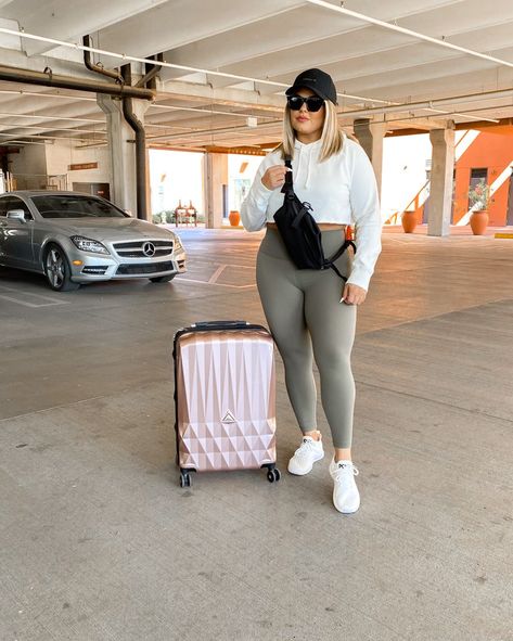 Plus Size Airport Outfit, Curvy Casual Outfits, Adidas Originals Nmd R1, Gymwear Outfits, Adidas Originals Nmd, Nmd R1, Trendy Fashion Outfits, Athleisure Outfits, Outfits With Hats