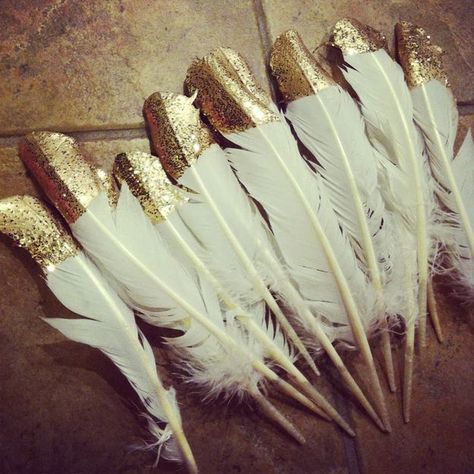 Dip feathers in gold paint and glitter. | 51 DIY Ways To Throw The Best New Year's Party Ever Deco Nouvel An, Dipped Feathers, Jul Diy, Halloween Fest, نباتات منزلية, Glitter Dipped, Gatsby Wedding, Silvester Party, Gold Diy