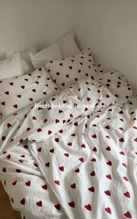 Heart Bedding Set Aesthetic, Valentines Decor Bedroom, Red Aesthetic Bedroom, Valentines Bedroom Decor, Bedding Comfy, Valentines Room Decor, Red Bedroom Aesthetic, Cute Beds, Valentines Room