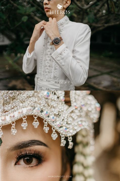 Dari moment pernikahan Mega & Andre, kebahagiaan terpancar dari mata kedua mempelai. Akad Nikah Photography, Sundanese Wedding, Muslim Wedding Photos, Pose Pengantin, Foto Wedding, Wedding Photoshoot Props, Beauty Shoot, Muslim Wedding, Wedding Mood Board