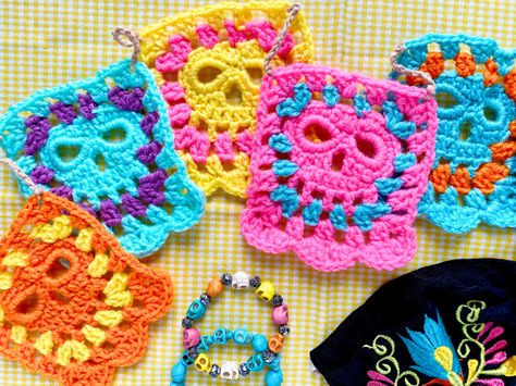 Day Of The Dead Crochet Patterns Free, Skull Crochet Pattern Free, Skull Granny Square Pattern, Crochet Skull Granny Square, Skull Granny Square, Crochet Mexican, Dark Crochet, Garland Crochet Pattern, Mexican Crochet