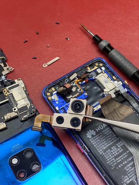 Electronics Workspace, Iphone Repair Video, Mobile Camera Lens, Broken Iphone Screen, Cell Phone Repair Shop, Apple Iphone Repair, Broken Phone, Iphone Screen Repair, Smartphone Repair