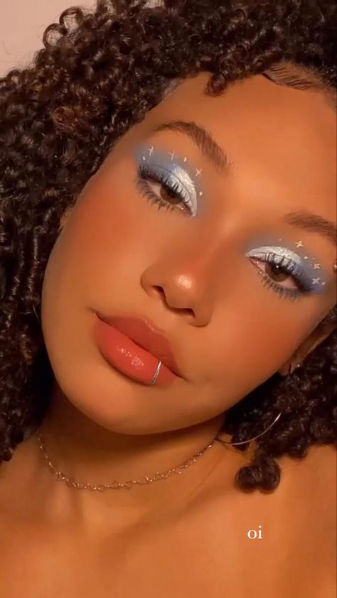 Sky Eye Makeup, Light Blue And Silver Eyeshadow, Cinderella Costume Makeup, Blue Eyeshadow On Brown Skin, Simple Light Blue Eyeshadow Looks, Pale Blue Eyeshadow, Cinderella Makeup Looks Prom, Blue Soft Makeup, Sky Blue Makeup Look