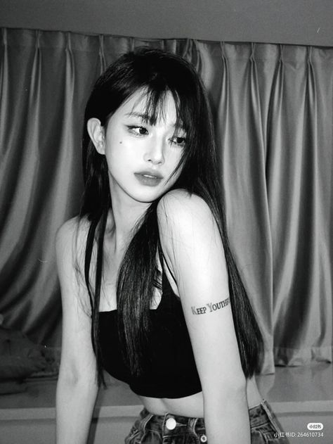 Black And White Ulzzang, Girl Dps, Ulzzang Korea, Fitness Inspiration Body, Black And White Aesthetic, Cute Profile Pictures, Tomboy Fashion, Pose Ideas, White Aesthetic